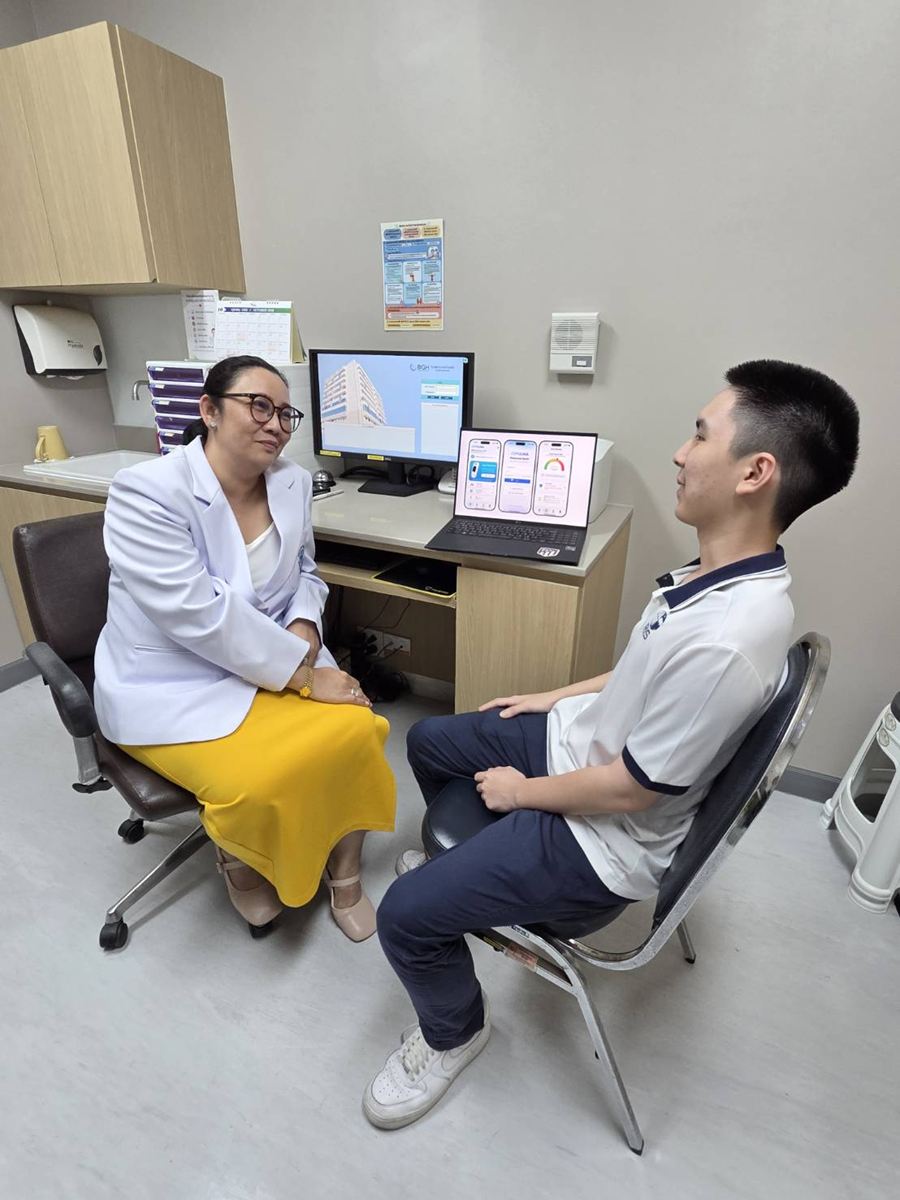 Discussing Pulma with a physician in the clinic