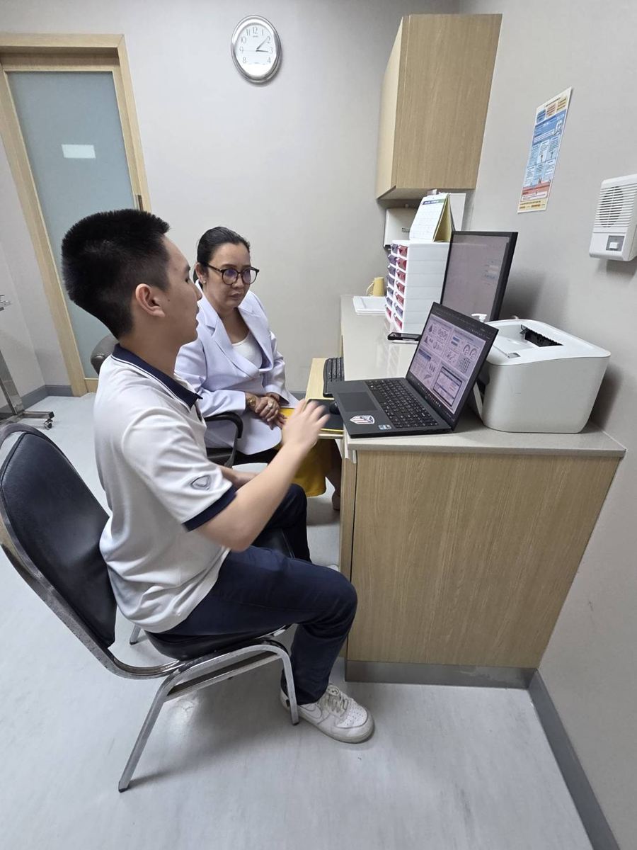 Demonstrating the Pulma app to a physician